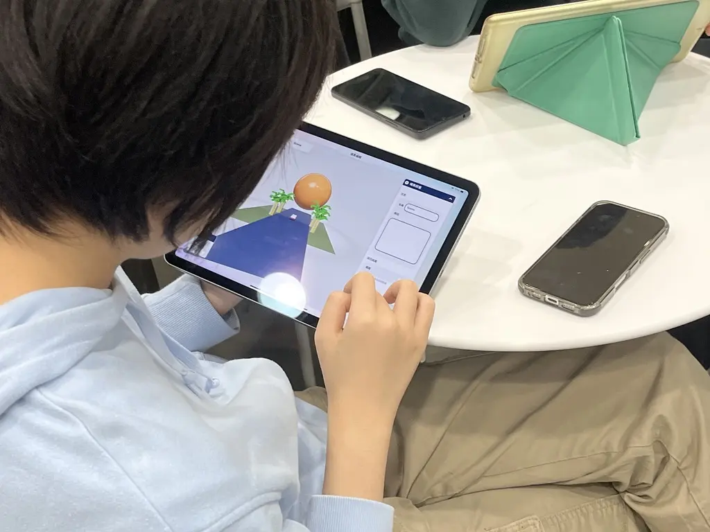 學生在 iPad 上建構 AR 場景
